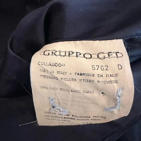 Valentino Cropped Navy Wool Jacket with Gold Buttons AUTHENTIC - Picture 9 of 9